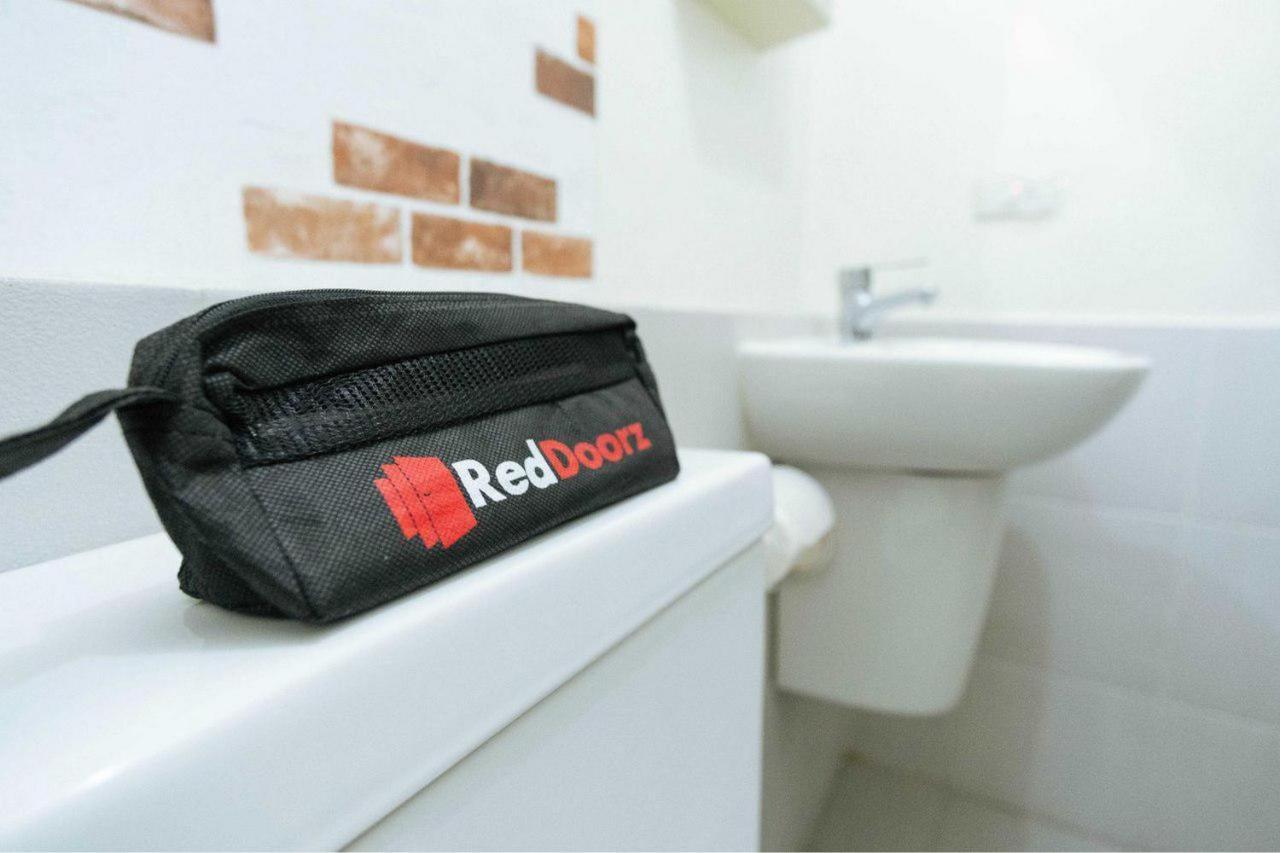 RedDoorz Plus near Nagoya Hill Batam 6 Bumiayu Bagian luar foto